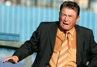 Hernán "Clavito" Godoy fue hospitalizado de urgencia. Según adelantó el periodista Eduardo Ítalo Mella, el otrora entrenador de Santiago Morning, San Marcos de Arica, Audax Italiano, Santiago Wanderers, Deportes Linares, Deportes Melipilla, Mitra Kukar de Indonesia, Florida Soccer de Miami, Comunicaciones de Guatemala, entre otros elencos, debió ser internado en la jornada de viernes en el Hospital Clínico Dra. Eloísa Díaz, de La Florida.