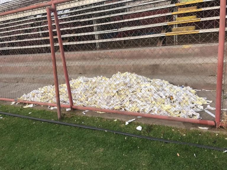La cancha del Municipal de San Felipe sufre con amistoso de leyendas de Colo Colo