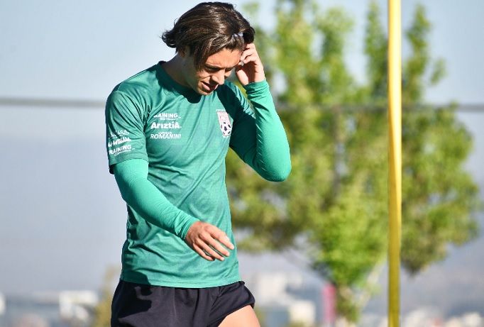 Ya es oficial: Joaquín Montecinos no sigue en O'Higgins de Rancagua. El ex seleccionado chileno deberá buscar un nuevo desafío en su carrera, luego que los celestes anunciaran a través de sus redes sociales la salida del delantero. Joaquín Montecinos volvería al fútbol chileno