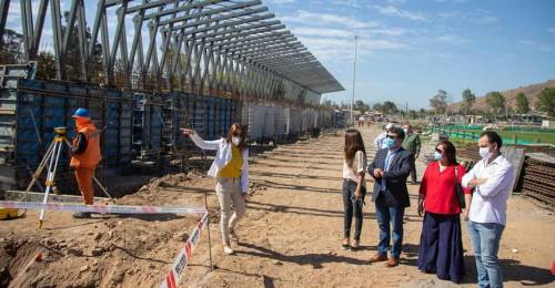 José Luis Cabión se la juega para concluir remodelación de abandonado estadio del fútbol chileno: el Roberto Bravo Santibáñez, de Melipilla