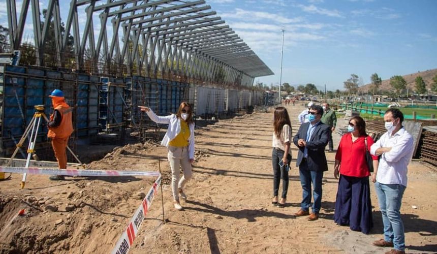 José Luis Cabión se la juega para concluir remodelación de abandonado estadio del fútbol chileno: el Roberto Bravo Santibáñez, de Melipilla