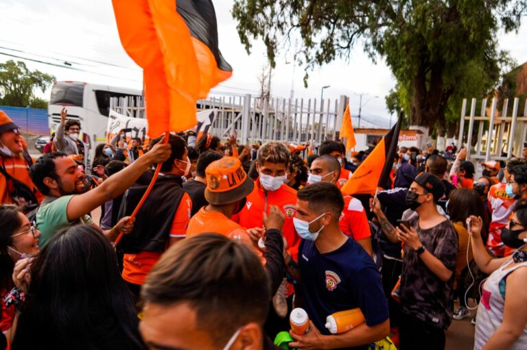 (Fotografías) Banderazo naranja: hinchas de Cobreloa ...