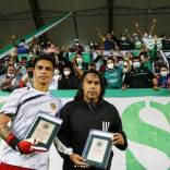 Los "Devotos" entregaron un reconocimiento a dos de sus referentes: José Luis Gamonal y Arturo Sanhueza