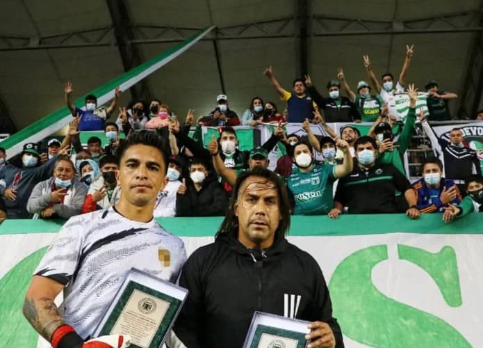 Los "Devotos" entregaron un reconocimiento a dos de sus referentes: José Luis Gamonal y Arturo Sanhueza