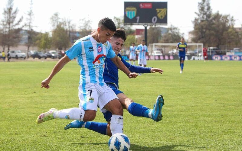 Delantero campeón en Primera B y actualmente en la U no irá a Deportes Copiapó Julián Alfaro convirtiendo un golazo ante Barnechea. Fue un 4 a 0 inapelable.