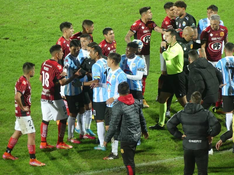 Zapata y Altamirano recibieron cartulinas rojas en el partido entre Rangers y Magallanes