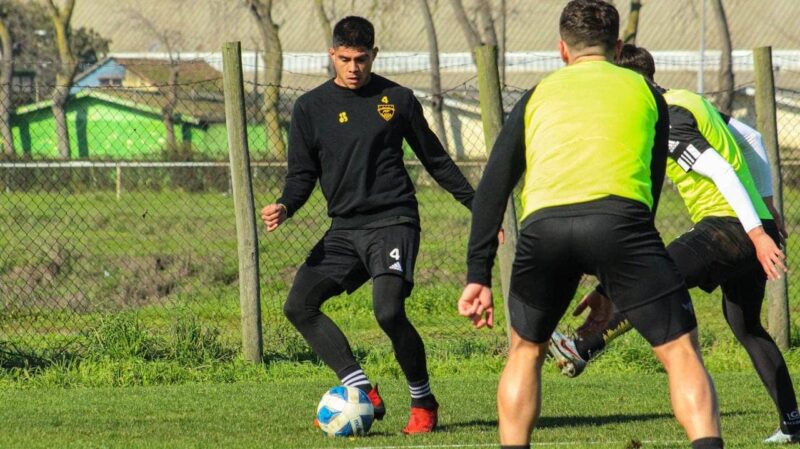 Benjamín Vidal entrenando en Arturo Fernández Vial 1B 2022 julio
