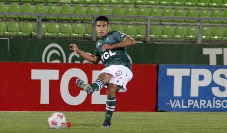 El joven volante de Santiago Wanderers Martín Villarroel jugando por Santiago Wanderers.