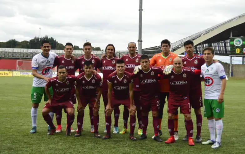 Aquino y Becica ya en Puerto Montt posan con el plantel de La Serena