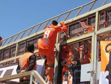 ESCALANTE SE DISFRAZA DE HINCHA 1