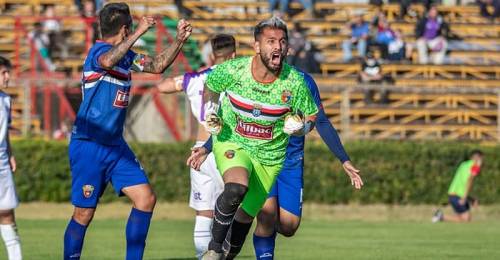 La emotiva despedida de arquero que marcó golazo de cabeza Un golazo de arquero marcó la tercera fecha de Segunda División