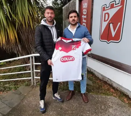 Gabriel Harding posando con la camiseta de Deportes Valdivia. 2022 julio. Segunda division.