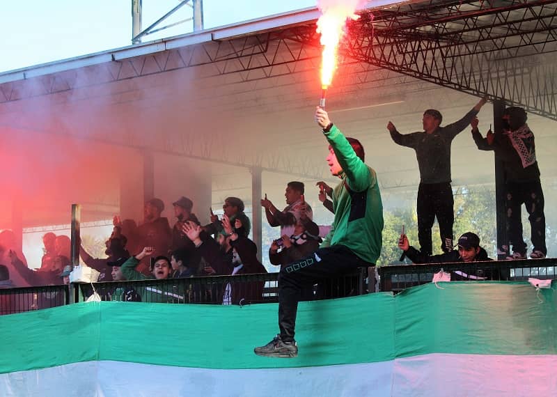 Los Devotos realizaron un banderazo en la previa del partido entre Deportes Temuco y Cobreloa