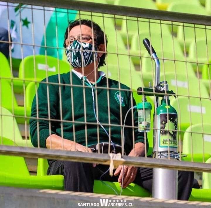 La foto de un hincha con un tubo de oxígeno en el partido con Deportes Puerto Montt, conmovió en Santiago Wanderers