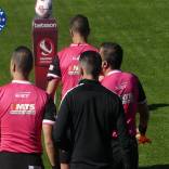 La crisis arbitral en Chile alcanzó un nuevo punto crítico tras una fecha marcada por graves errores en Primera B y Primera División. Ante este panorama, Roberto Tobar, jefe de la Comisión de Árbitros de la ANFP, convocó a los jueces a extensas sesiones de revisión y entrenamiento con el objetivo de elevar el nivel de las decisiones en cancha y en el VAR. Sindicato de árbitros