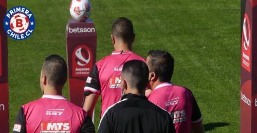 La crisis arbitral en Chile alcanzó un nuevo punto crítico tras una fecha marcada por graves errores en Primera B y Primera División. Ante este panorama, Roberto Tobar, jefe de la Comisión de Árbitros de la ANFP, convocó a los jueces a extensas sesiones de revisión y entrenamiento con el objetivo de elevar el nivel de las decisiones en cancha y en el VAR. Sindicato de árbitros