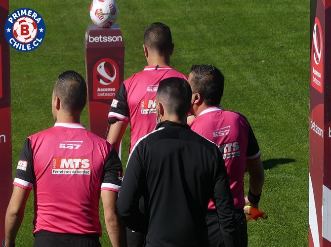 La crisis arbitral en Chile alcanzó un nuevo punto crítico tras una fecha marcada por graves errores en Primera B y Primera División. Ante este panorama, Roberto Tobar, jefe de la Comisión de Árbitros de la ANFP, convocó a los jueces a extensas sesiones de revisión y entrenamiento con el objetivo de elevar el nivel de las decisiones en cancha y en el VAR. Sindicato de árbitros