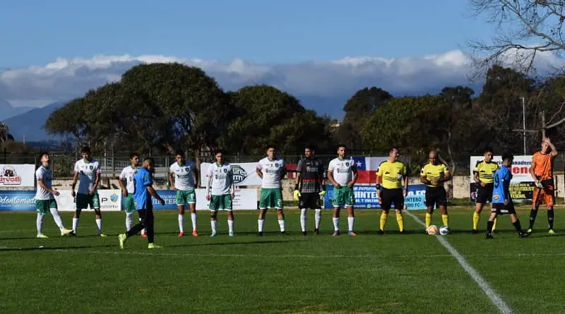 El comunicador Sergio Rojas de la Radio San Francisco FM contó que le tocó relatar desde un baño el partido entre Quintero Unido y Brujas de Salamanca.