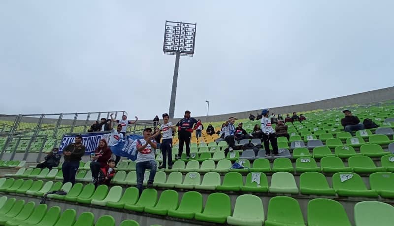 Los hinchas de Deportes Melipilla, contra día y hora, llegaron hasta Valparaíso para acompañar a su equipo