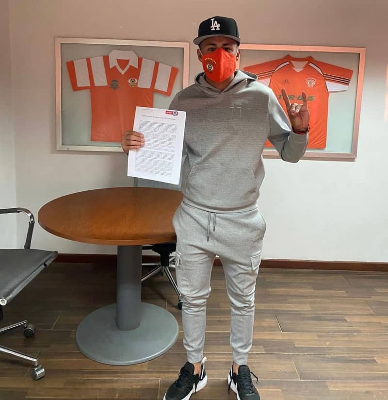 Nicolás Orrego firma su primer contrato profesional