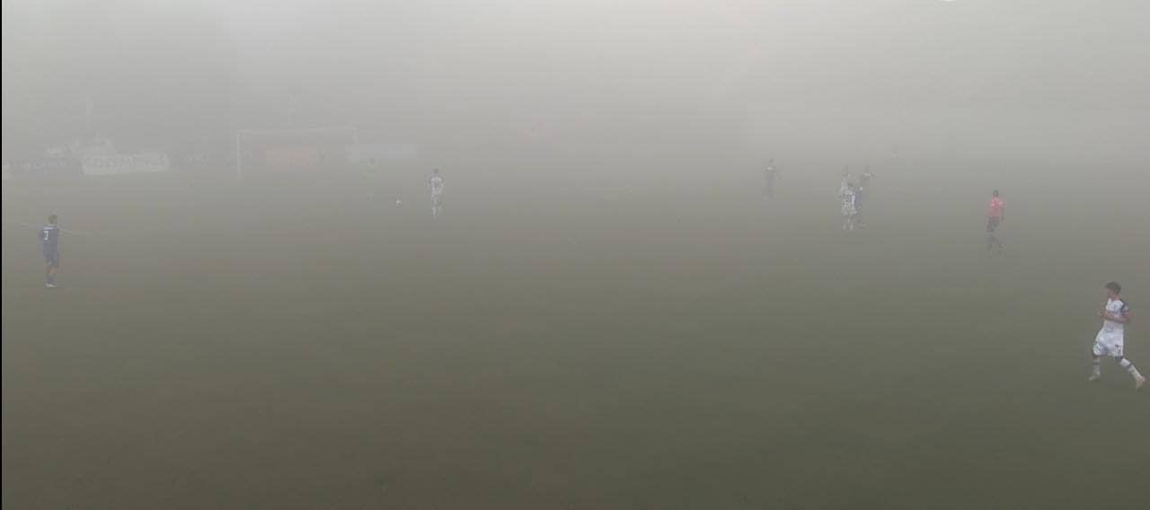 Nula visión, La niebla es el gran protagonista en un trascendental partido por la permanencia en la Primera B. 1B 2022 septiembre AC Barnechea y Deportes Melipilla.