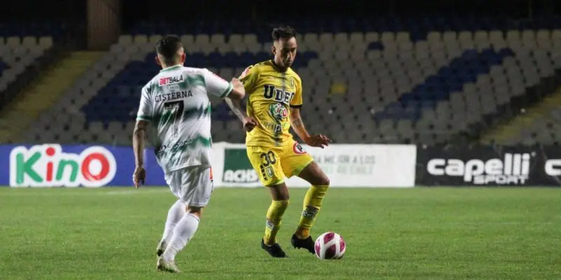 En una fría noche, la Universidad de Concepción lo ganó 1 a 0 vs Deportes Temuco. 1B 2022 octubre (Foto Damián González)