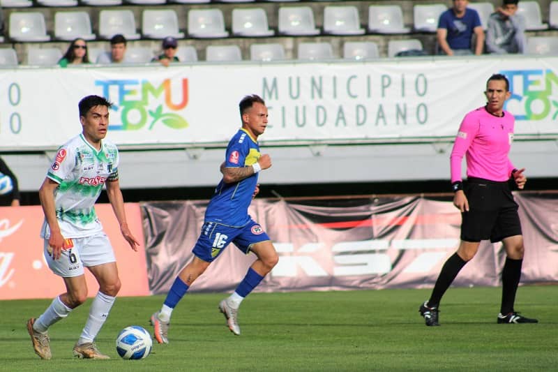 Una insólita agresión al cuarto arbitró reportó Nicolás Millas en el partido entre Temuco y Barnechea.