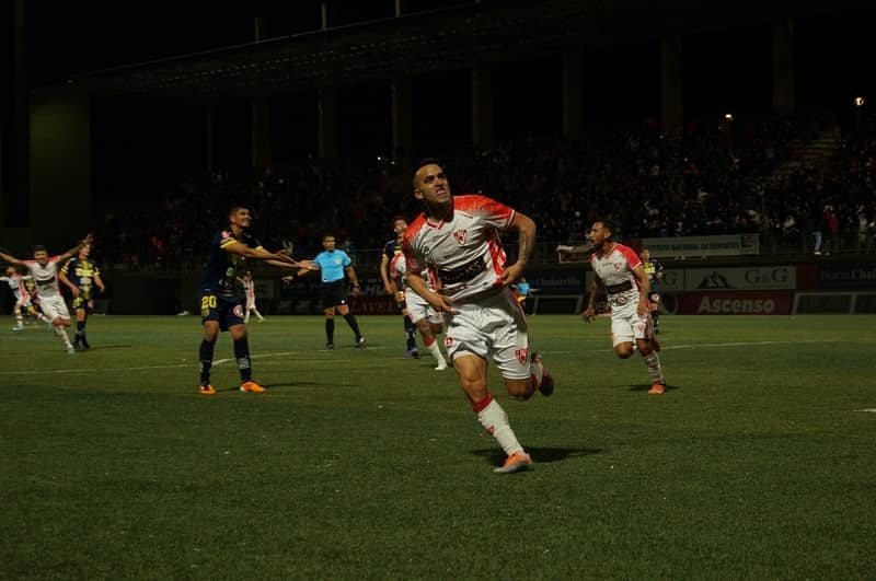 Maxi locura: Deportes Copiapó goleó a la UDEC y sigue en carrera por el segundo ascenso.