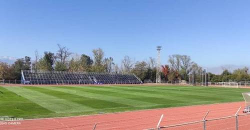 Cosas de nuestro fútbol: la cancha para el partido O'Higgins vs Deportes La Serena incumplía con las medidas reglamentarias de las áreas. Según reportó Cooperativa, medio que tenía en terreno al periodista Ricardo Obando, la zona en la que se mueven los arqueros no tenía las especificaciones correctas para partidos del fútbol profesional. Por lo mismo, se debió repintar, prácticamente, sobre la hora. Deportes Santa Cruz podría cambiar de casa para el 2023