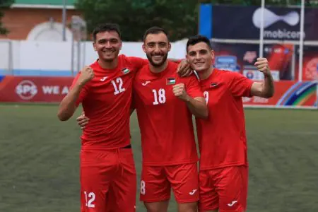 Ze´dan jugando por la seleccion de Palestina.