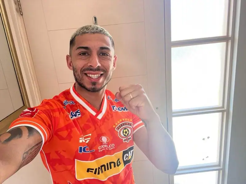 Oficial Cobreloa hace el anuncio de su primer fichaje para la temporada 2023 (Foto Luis García con camiseta de Cobreloa).