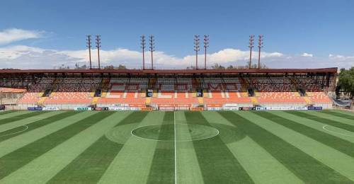 Inminente cambio de casa de un equipo de la Primera B. Deportes Antofagasta no podrá contar con el Estadio Calvo y Bascuñán, debido a las pésimas condiciones en que quedó la cancha luego del festival de la ciudad y el consecuente resembrado necesario para recuperarla y por lo mismo, ya tiene prácticamente todo listo para ejercer su localía en otro reducto de la región. En perfecto estado luce la cancha del Zorros del Desierto.