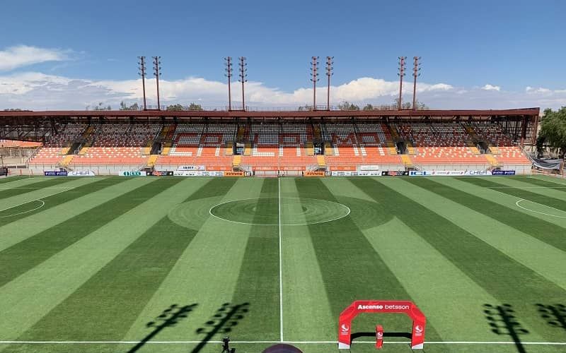 Inminente cambio de casa de un equipo de la Primera B. Deportes Antofagasta no podrá contar con el Estadio Calvo y Bascuñán, debido a las pésimas condiciones en que quedó la cancha luego del festival de la ciudad y el consecuente resembrado necesario para recuperarla y por lo mismo, ya tiene prácticamente todo listo para ejercer su localía en otro reducto de la región. En perfecto estado luce la cancha del Zorros del Desierto.