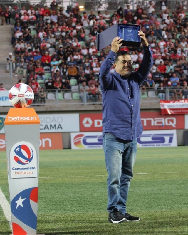 El técnico de los ascensos de Deportes Copiapó a Primera B, Gerardo Silva, fue homenajeado por el club atacameño