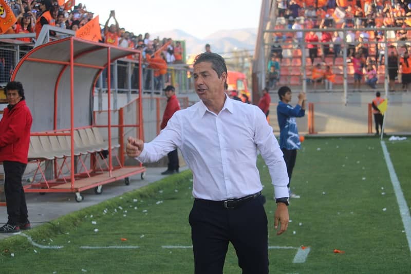 Héctor Almandoz está muy cuestionado en la banca de Deportes Copiapó