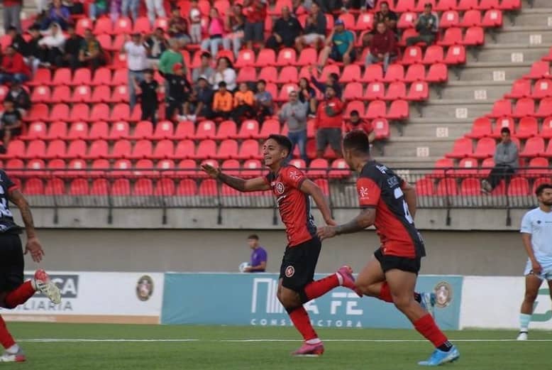 kevin Mundaca, canterano de Cobreloa, figura en el triunfo de Deportes Limache en Segunda División