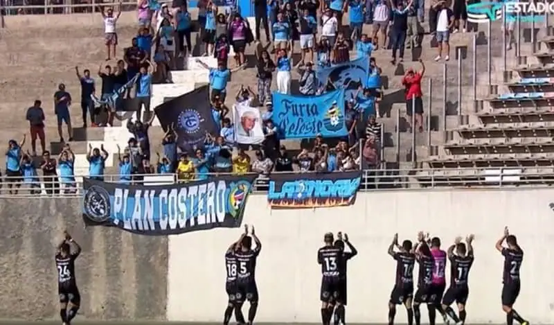 Los hinchas de Deportes Iquique llegaron igual a alentar a su equipo frente a Barnechea