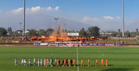 HINCHAS LLEGAN EN MASA A LA PINTANA