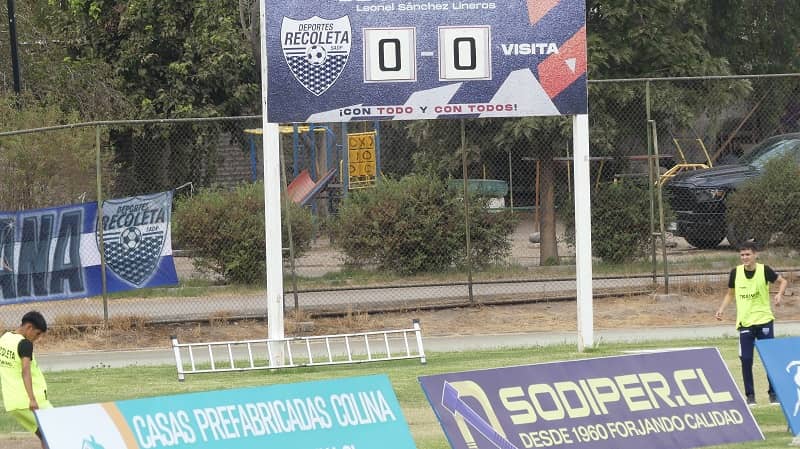 Observar el marcador de goles del Municipal de Recoleta, sin duda un viaje al pasado