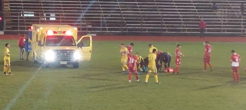 Paulo Garcés retirado en ambulancia del partido entre Deportes Valdivia y Deportes Rengo
