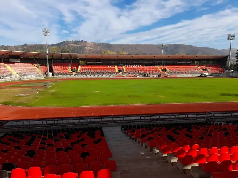 Se realizan trabajos en la cancha del estadio Fiscal de Talca