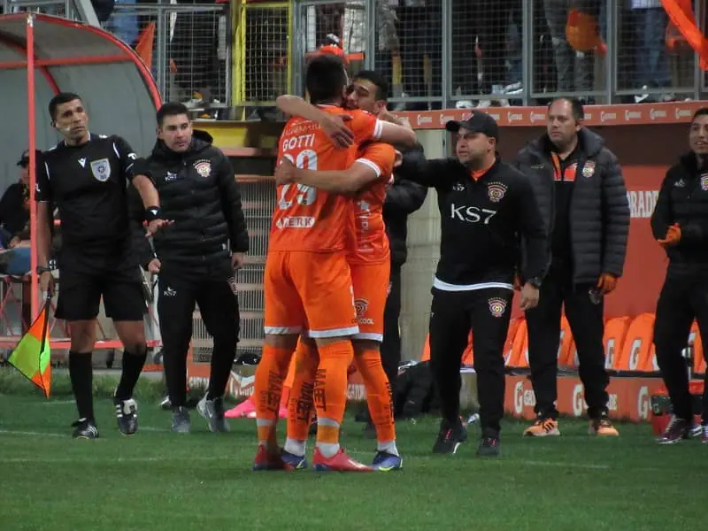 Cobreloa es líder del campeonato junto a La Serena y San Luis. Los naranjas derrotaron a Deportes Temuco.