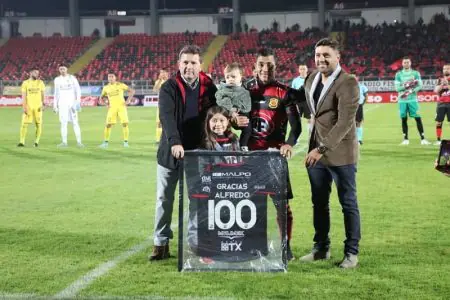 Alfredo Ábalos recibe un reconocimiento por los 100 partidos con la camiseta de Rangers de Talca. 