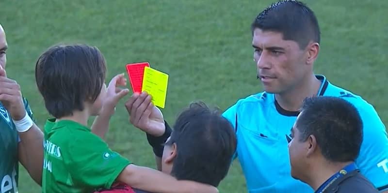 Notable gesto del árbitro Víctor Abarzúa