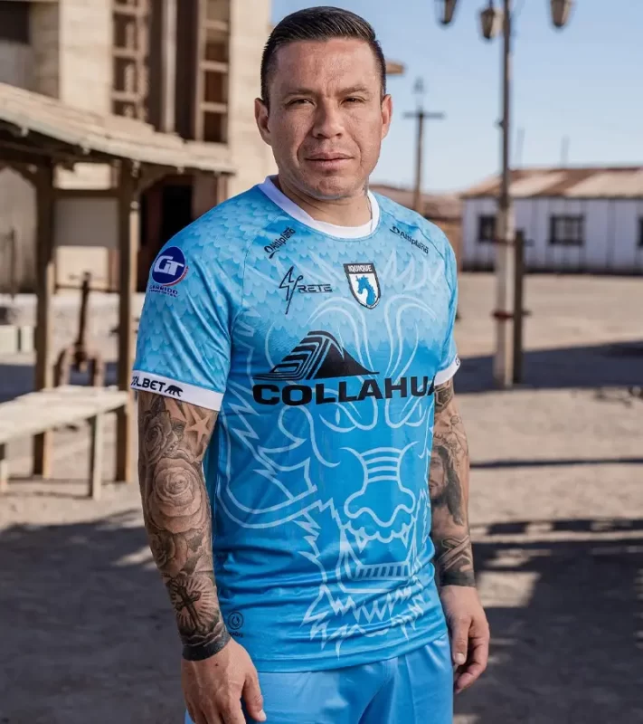 Álvaro Ramos estrena la nueva camiseta de Deportes Iquique