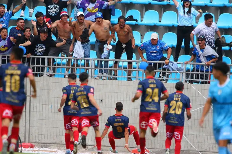 San Marcos de Arica goleó a domicilio a su clásico rival Deportes Iquique y avanzó a semifinales de la Copa Chile.