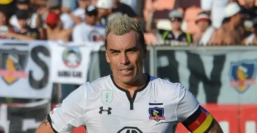 Esteban Paredes vuelve al fútbol profesional