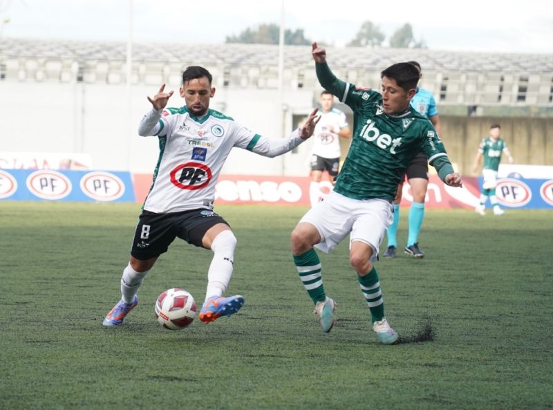Acción de juego entre jugadores de Puerto Montt y Santiago Wanderers.