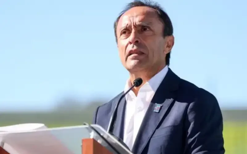 Ministro del Deporte salió al paso de los problemas en los baños del Estadio Nacional Cambios fundamentales en la estructura del fútbol chileno anuncia el Ministro del Deportes Jaime Pizarro.