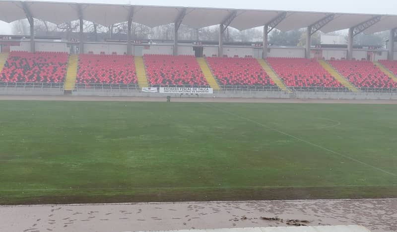 La cancha del Estadio Fiscal de Talca, tras la inundación del 21 de agosto.